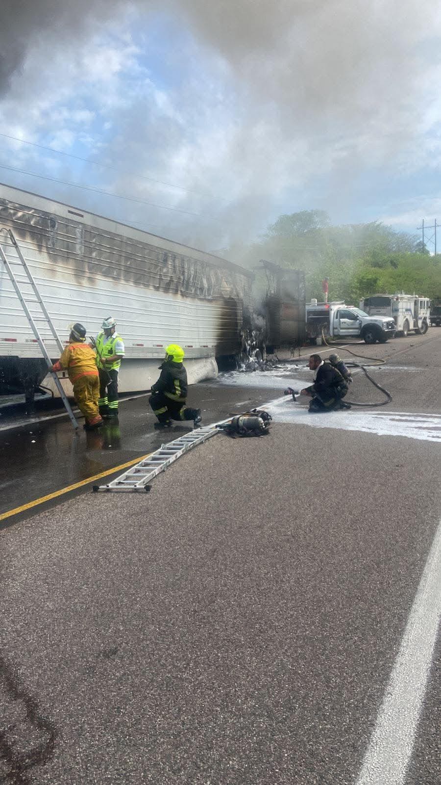 Se incendia tráiler en la autopista Durango-Mazatlán; no se reportan lesionados