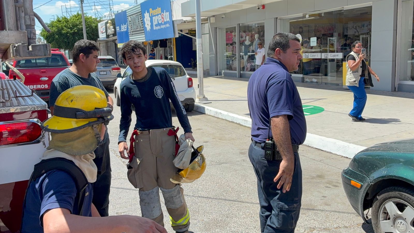 Se incendia vehículo en el sector centro de Los Mochis