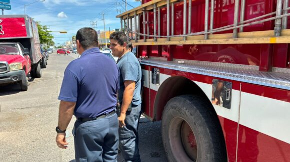 Se incendia vehículo en el sector centro de Los Mochis