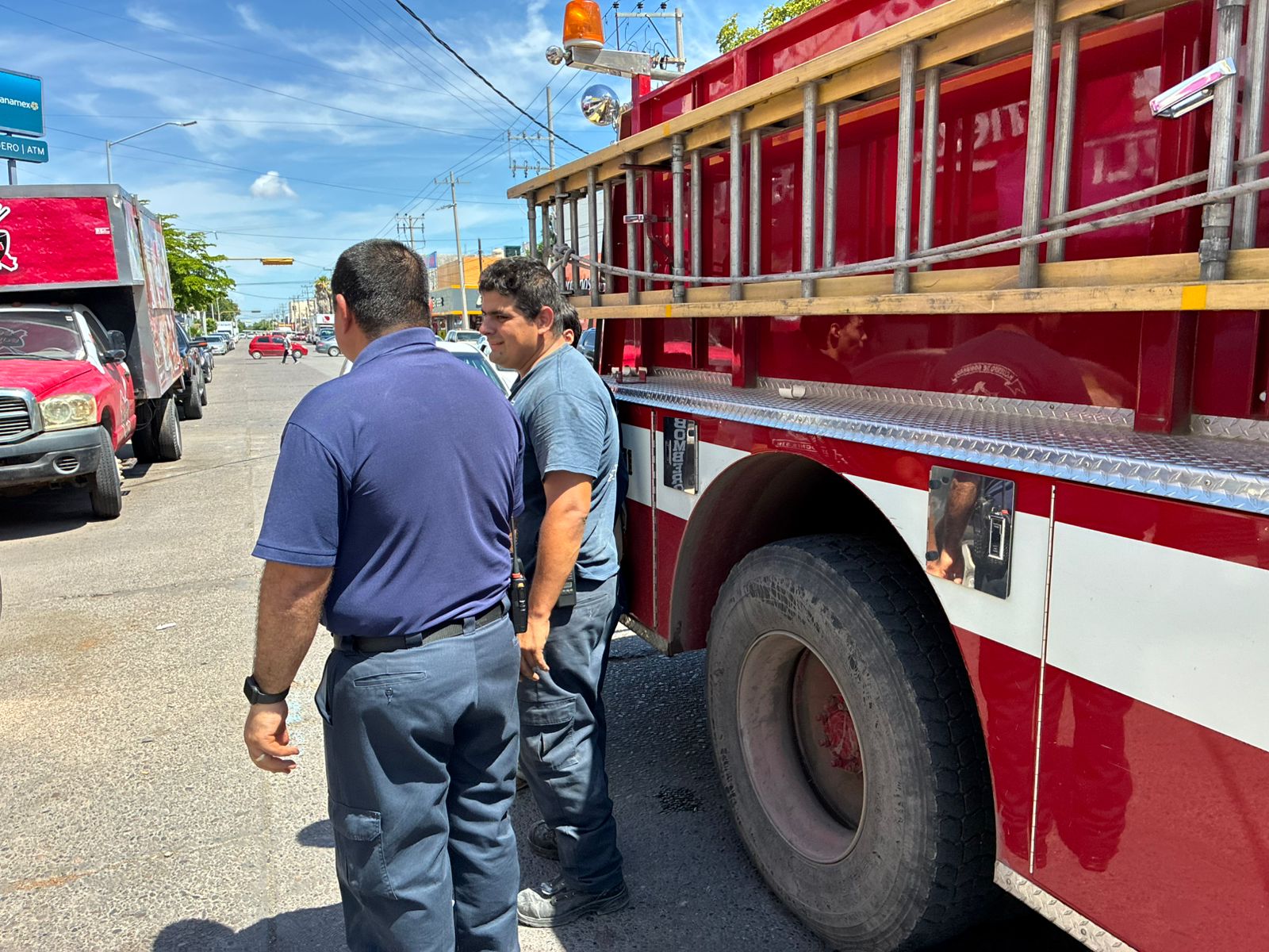 Se incendia vehículo en el sector centro de Los Mochis