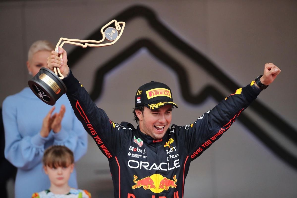 Sergio checo Pérez celebrando triunfo