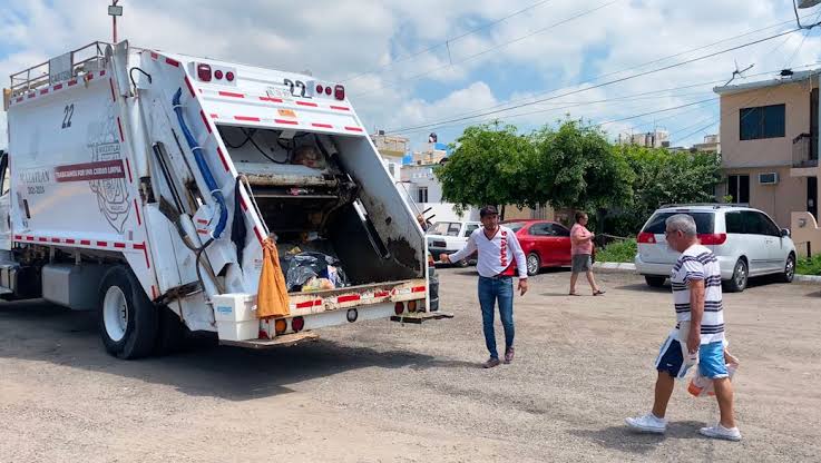 Trabajadores de aseo y limpia en Mazatlán