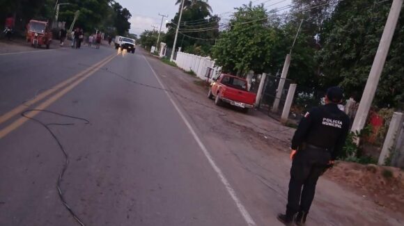 Tráiler deja sin luz a 25 casas de la comunidad de Pueblo Viejo, en Guasave