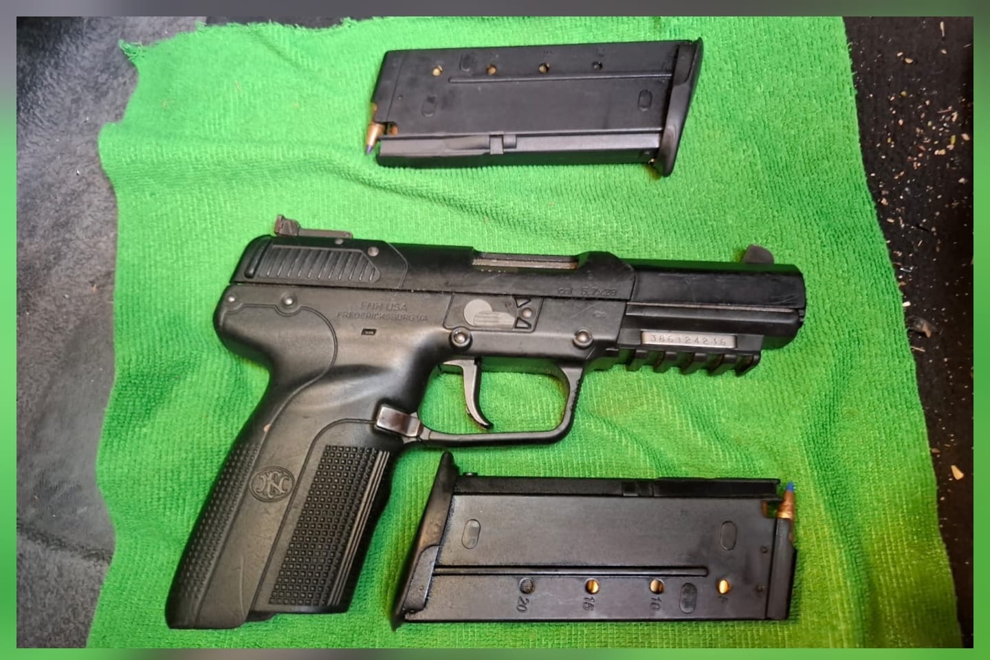 Tras operativo en la colonia Guadalupe detienen a dos sujetos en vehículo robado, con armas y equipo táctico 5