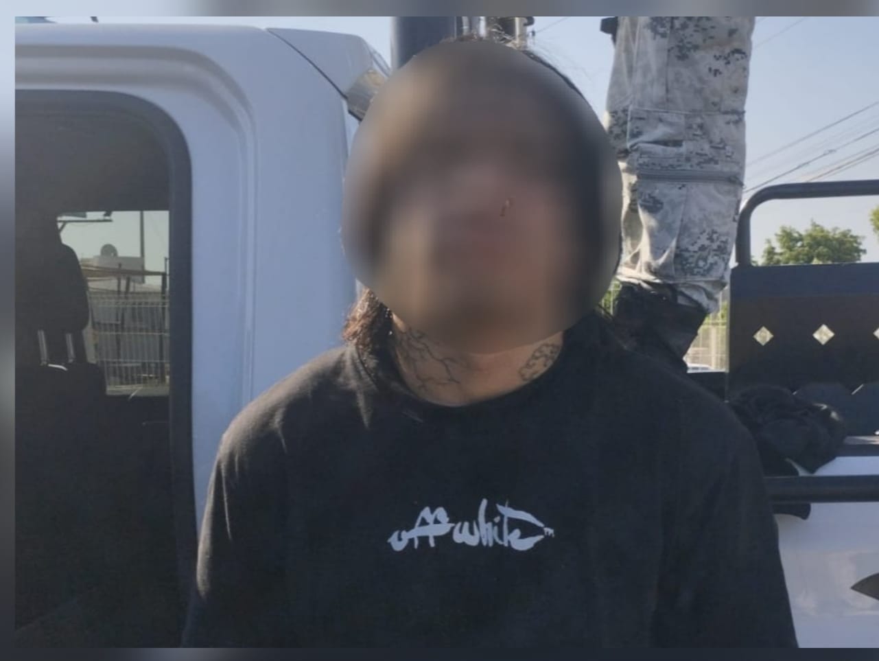 Tras operativo en la colonia Guadalupe detienen a dos sujetos en vehículo robado, con armas y equipo táctico 5