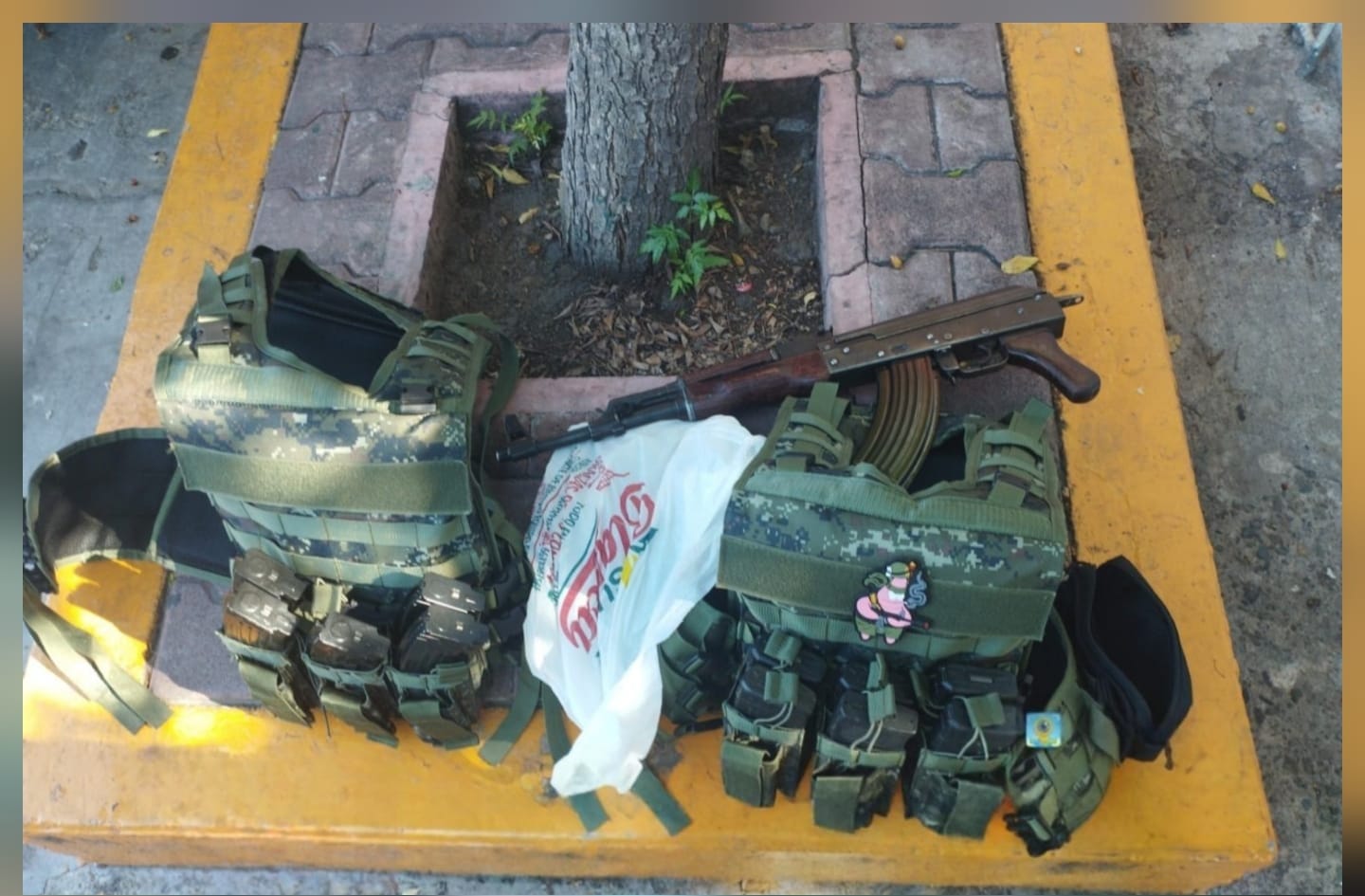 Tras operativo en la colonia Guadalupe detienen a dos sujetos en vehículo robado, con armas y equipo táctico 5