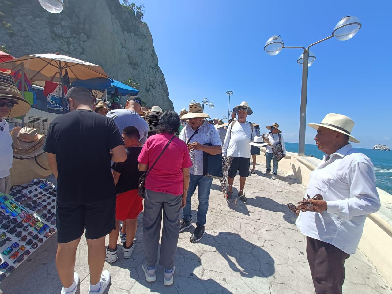 Turistas en el puerto de Mazatlán