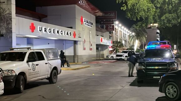 Sentado en una silla de ruedas, abandonan sin vida a un hombre frente a Cruz Roja en Culiacán