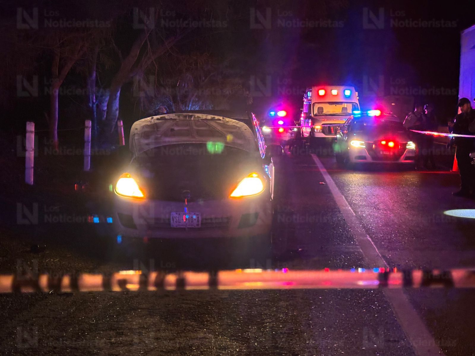 Abandonan un Tiida con tres cuerpos en su interior en Navolato