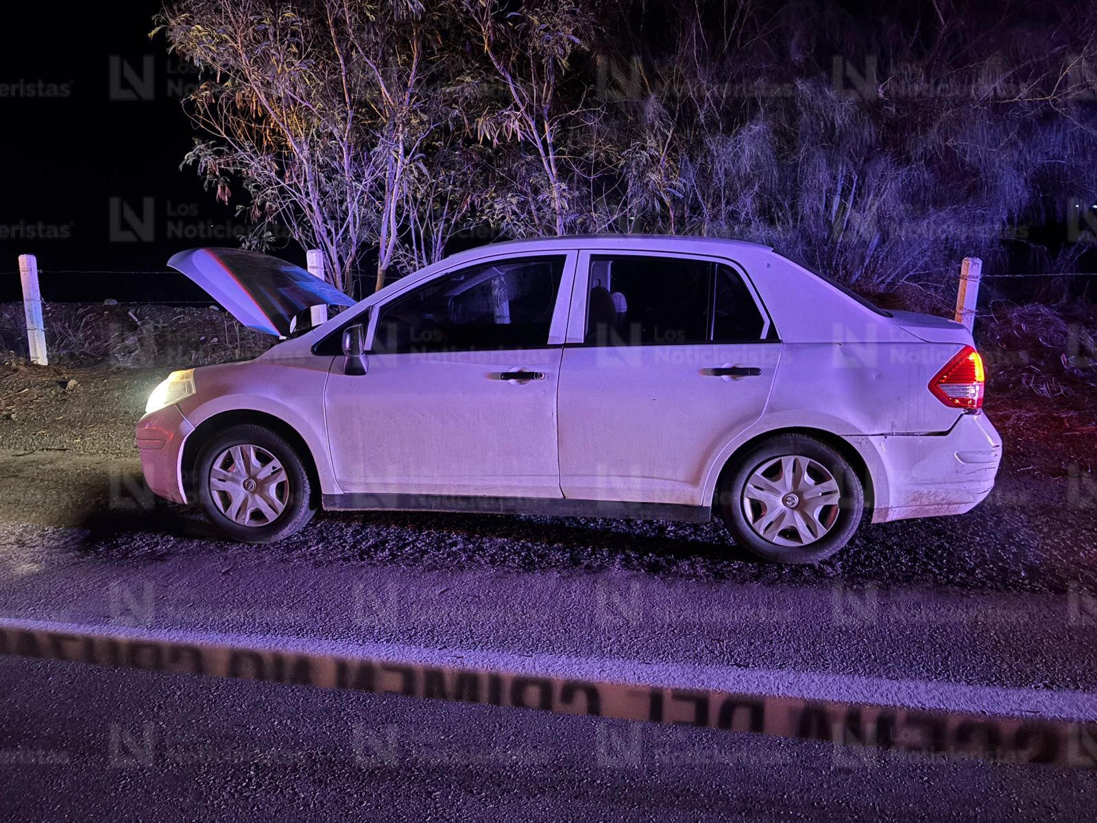 Abandonan un Tiida con tres cuerpos en su interior en Navolato