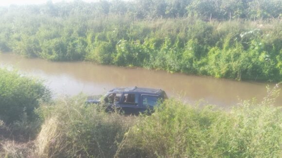 Familia cae al canal Sicae y son rescatados por Policías de Ahome del grupo Goter