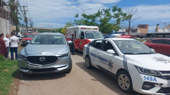 Carambola entre cuatro vehículos deja daños materiales al sur de Mazatlán
