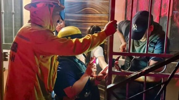 ¡Se le atoró el dedo en un barandal!: PC Culiacán y Bomberos liberan a adolescente de accidente en su hogar 