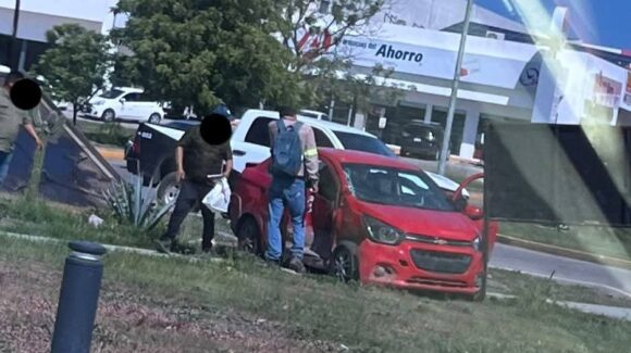 Aparatoso choque frontal entre automóvil y camioneta en Paseo del Atlántico en Mazatlán
