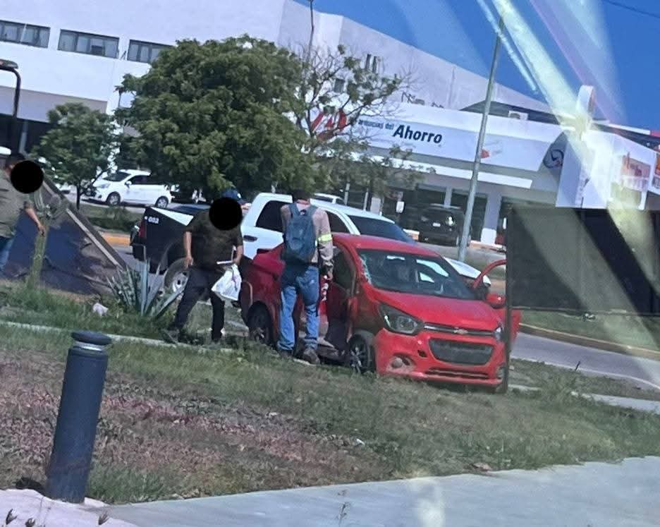 Choque entre automóvil y camioneta en Mazatlán