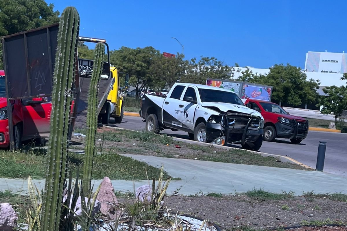 Choque entre automóvil y camioneta en Mazatlán