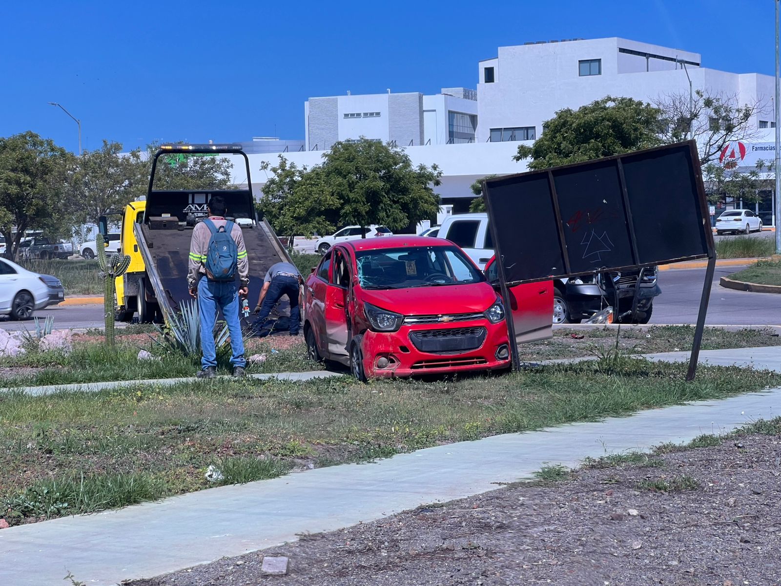 Choque entre automóvil y camioneta en Mazatlán