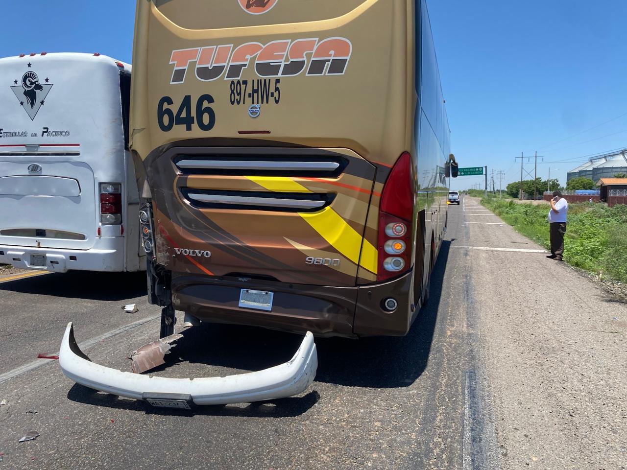 Camión de pasajeros de la línea Tufesa accidentado en la carretera