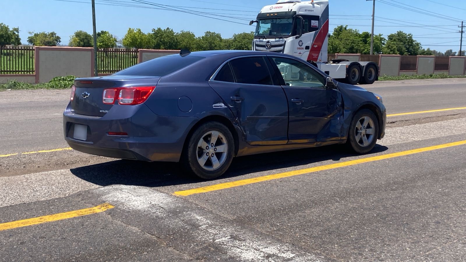 automóvil Chevrolet Cavalier accidentado en la carretera