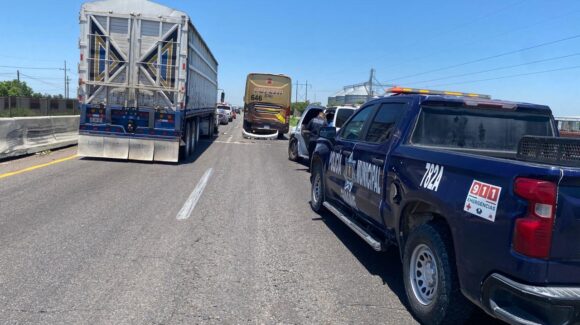 Mujer resulta lesionada al registrarse una carambola en la carretera México 15, en Guasave