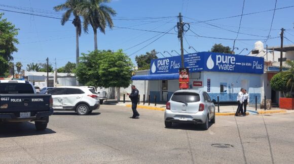 Daños materiales dejó el choque de dos unidades en el centro de Guasave