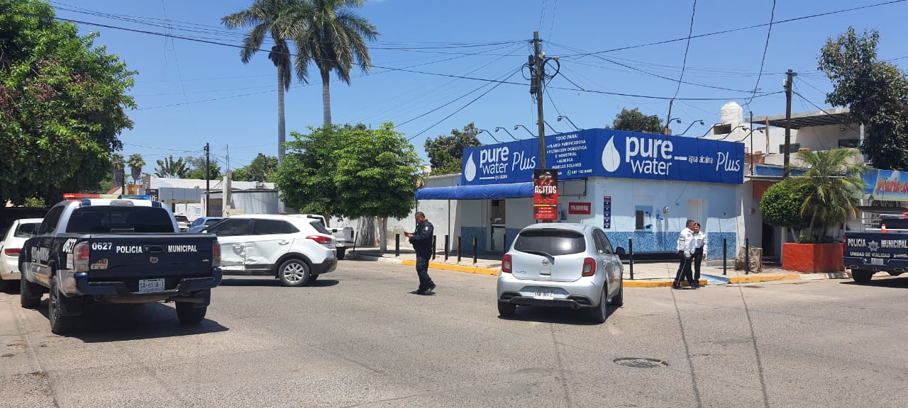 vagoneta de la marca Hyundai, color blanco y sedán marca Nissan, color gris chocados