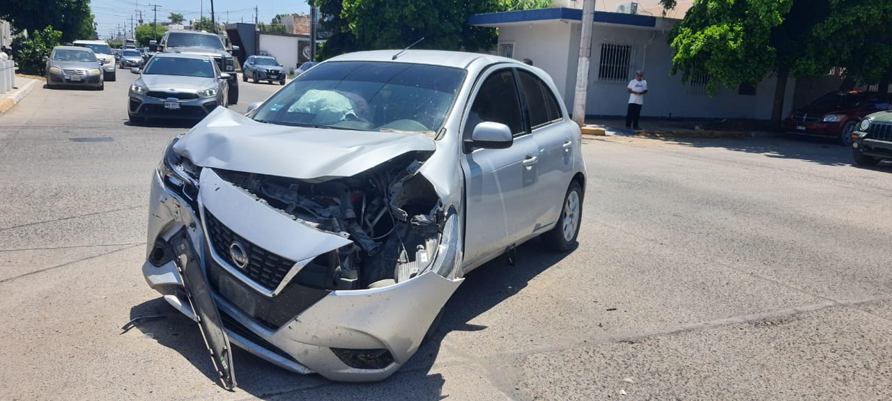 sedán marca Nissan, color gris chocado