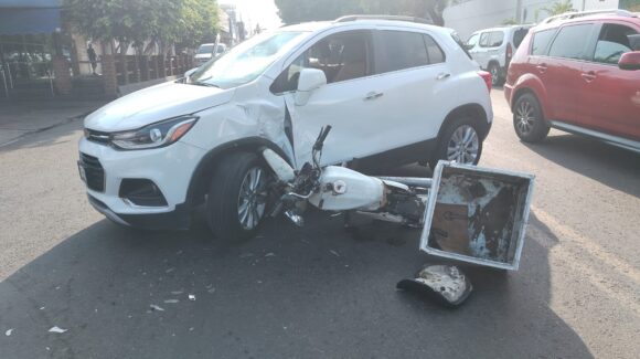 Motociclista resulta lesionado tras chocar contra una camioneta en Mazatlán