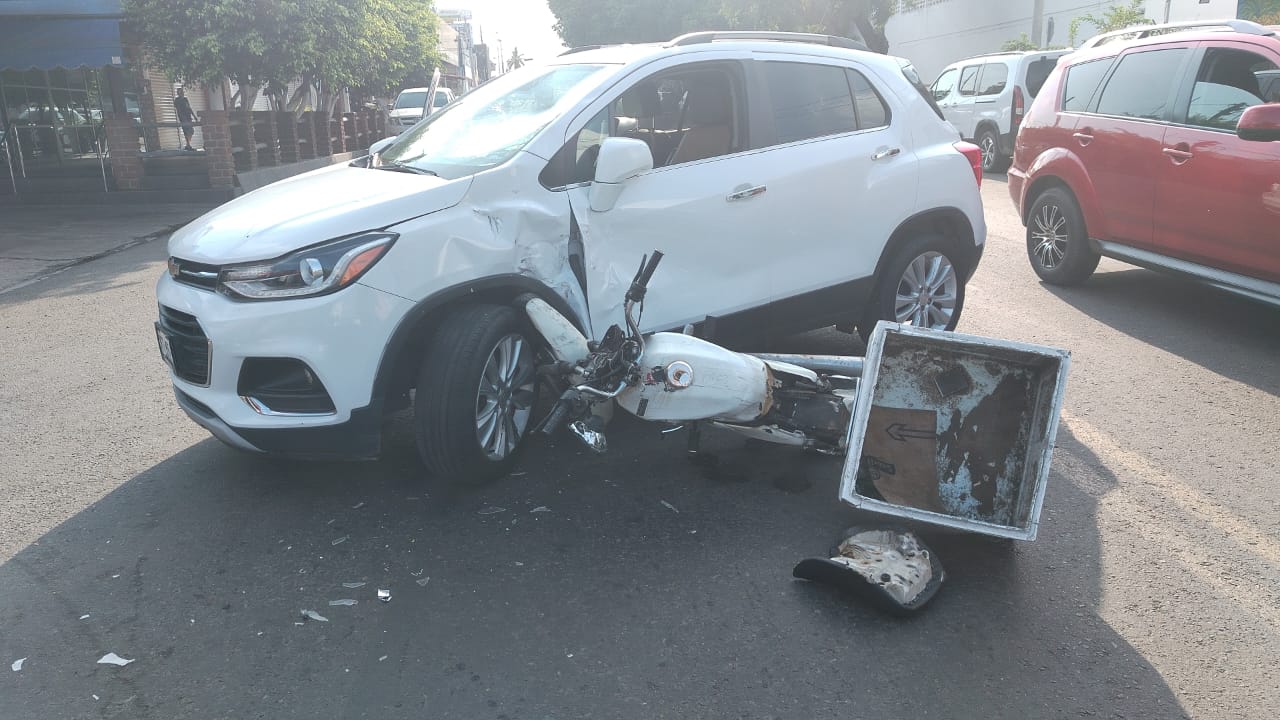 Motociclista resulta lesionado tras chocar contra una camioneta en Mazatlán