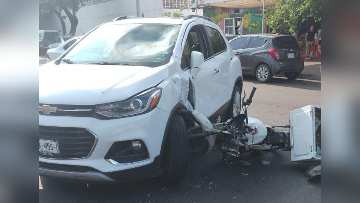 Motociclista resulta lesionado tras chocar contra una camioneta en Mazatlán