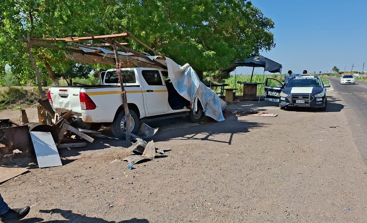 Conductor sufre problemas de salud y provoca una carambola en la entrada del ejido Compuertas, en Ahome