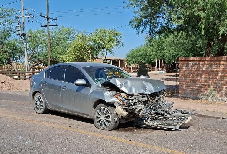 Conductor sufre problemas de salud y provoca una carambola en la entrada del ejido Compuertas, en Ahome