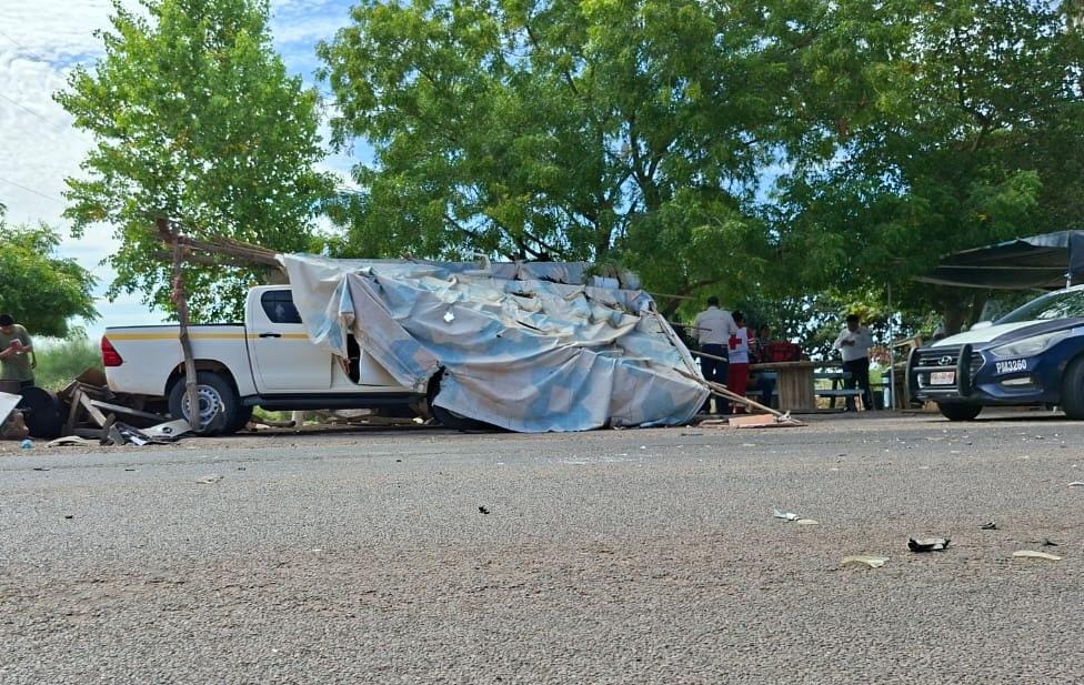 Conductor sufre problemas de salud y provoca una carambola en la entrada del ejido Compuertas, en Ahome