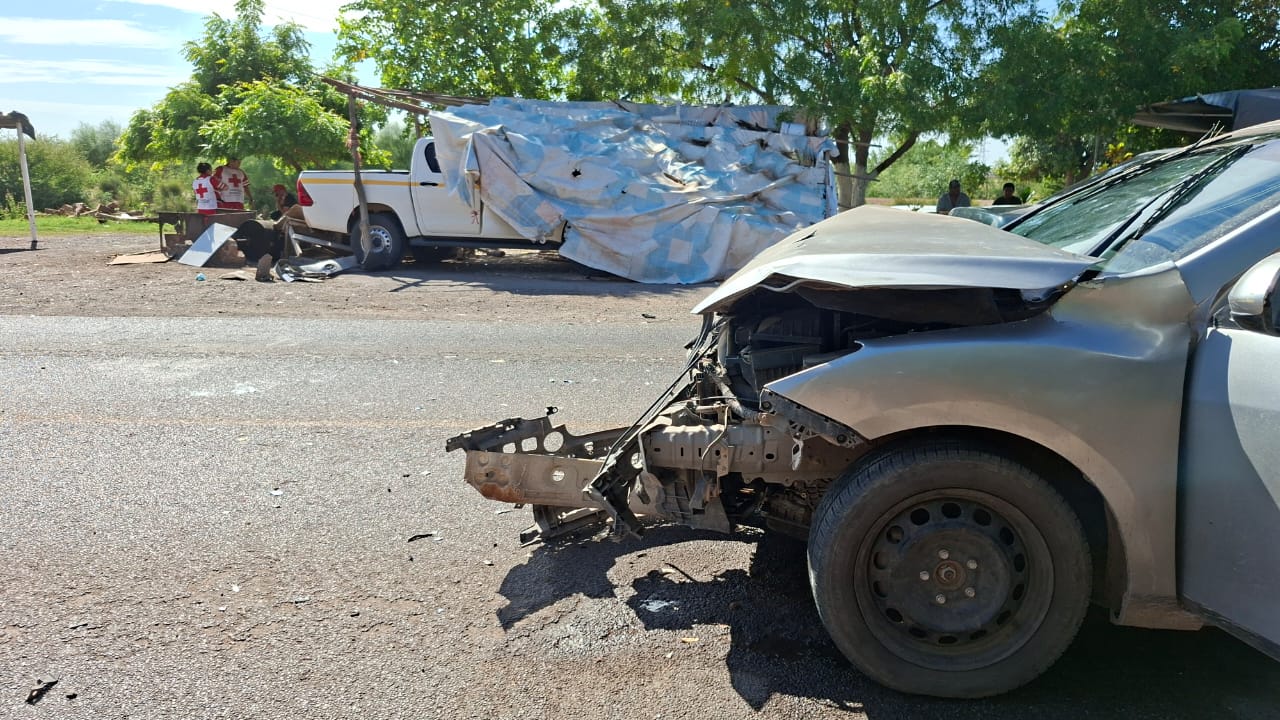 Conductor sufre problemas de salud y provoca una carambola en la entrada del ejido Compuertas, en Ahome
