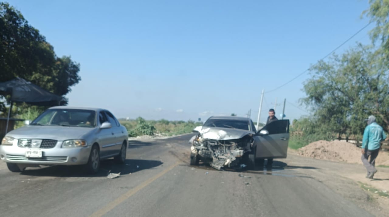 Conductor sufre problemas de salud y provoca una carambola en la entrada del ejido Compuertas, en Ahome