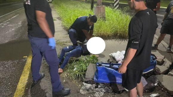 Pareja resulta lesionada tras derrapar en motocicleta en Mazatlán