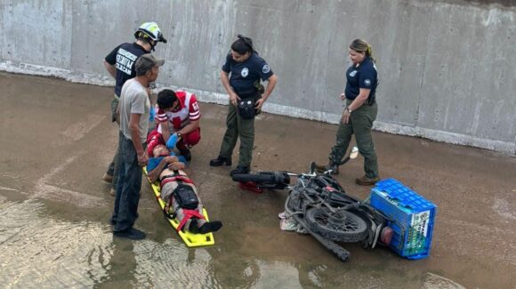 Cae motociclista a un canal tras derrape de moto al sur de Culiacán