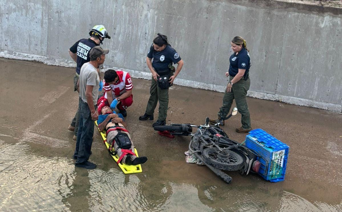 Cae motociclista a un canal tras derrape de moto al sur de Culiacán