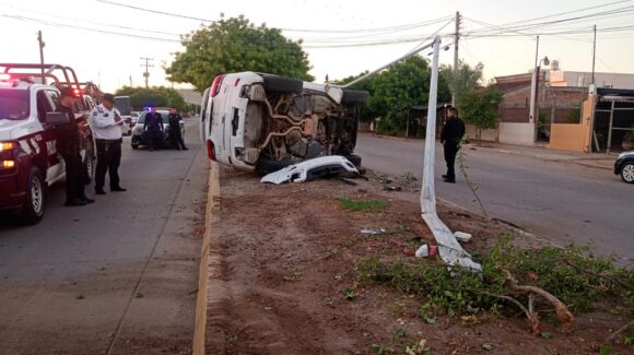 Conductor en estado de ebriedad queda volcado sobre el bulevar Poseidón en Los Mochis
