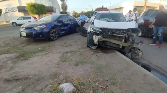 Dos mujeres y un hombre lesionados: el saldo de un aparatoso accidente en colonia La Cuchilla, Los Mochis