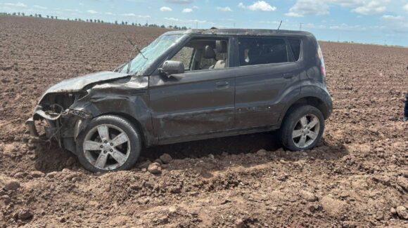 Menor sufre salida de camino en carretera estatal de Guasave y termina lesionada