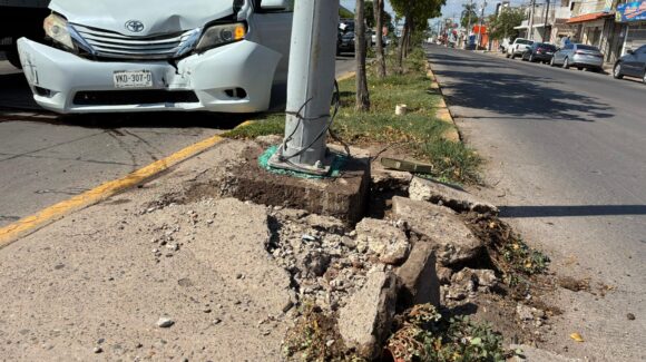 Mujer resulta lesionada tras impactarse contra un arbotante en La Cuchilla de Los Mochis
