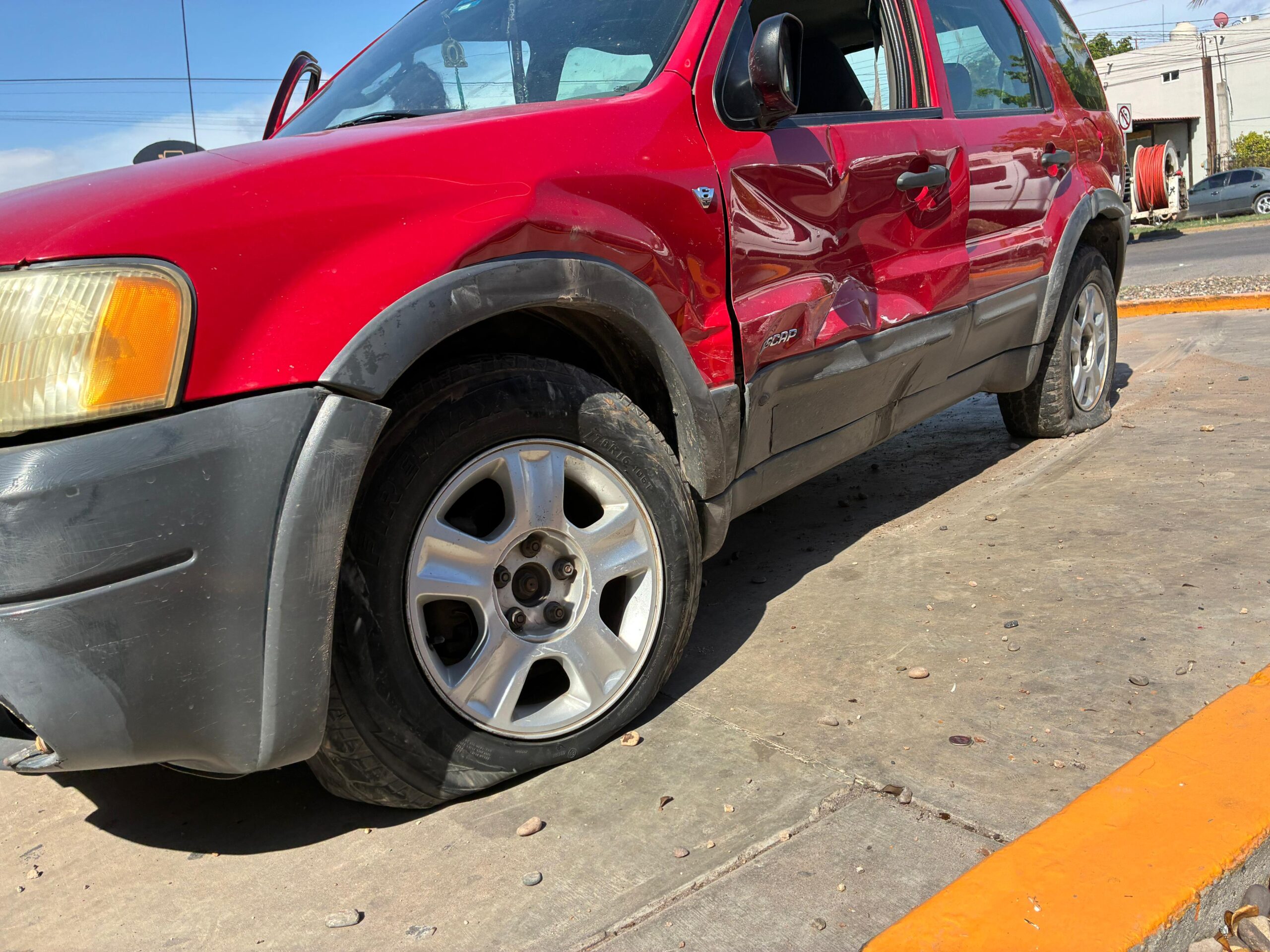 Mujer resulta lesionada tras impactarse contra un arbotante en La Cuchilla de Los Mochis