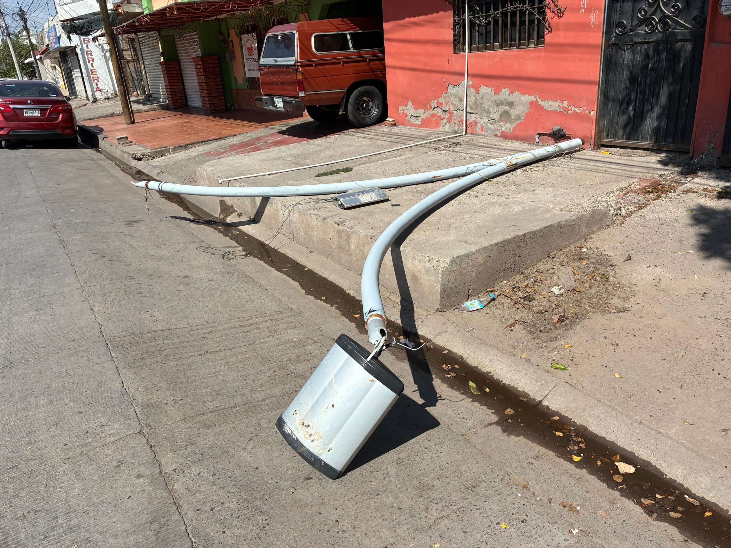 Mujer resulta lesionada tras impactarse contra un arbotante en La Cuchilla de Los Mochis