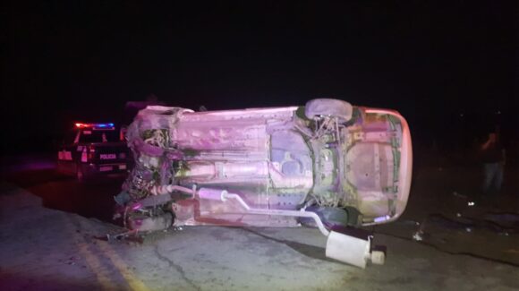 En Guasave, Blas sufre fuerte accidente, tras volcarse y resultar con daños visibles en su vehículo