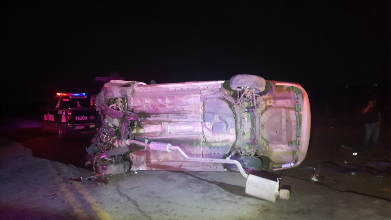 En Guasave, Blas sufre fuerte accidente, tras volcarse y resultar con daños visibles en su vehículo