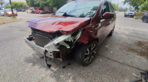 Choque en el sector La Cuchilla en Los Mochis deja dos personas lesionadas