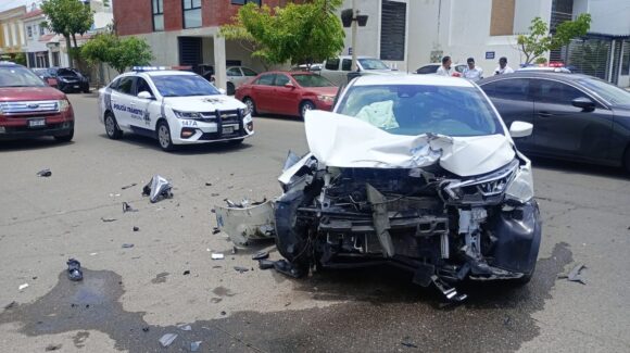 Accidente vehicular en el cruce de Río Baluarte deja a una mujer embarazada herida en Mazatlán