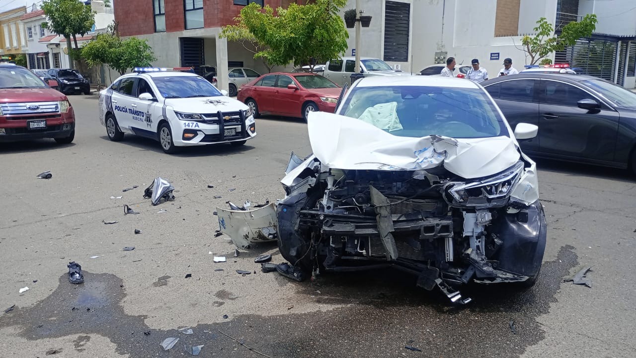 Accidente vehicular en el cruce de Río Baluarte deja a una mujer embarazada herida en Mazatlán