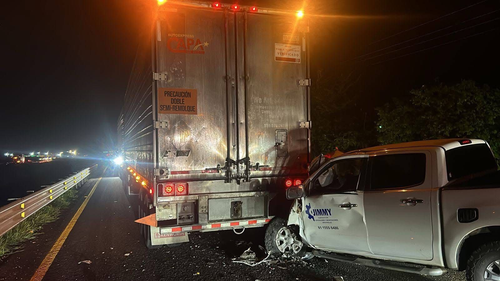 Muere conductor prensado tras chocar contra tráiler en la Mazatlán–Tepic